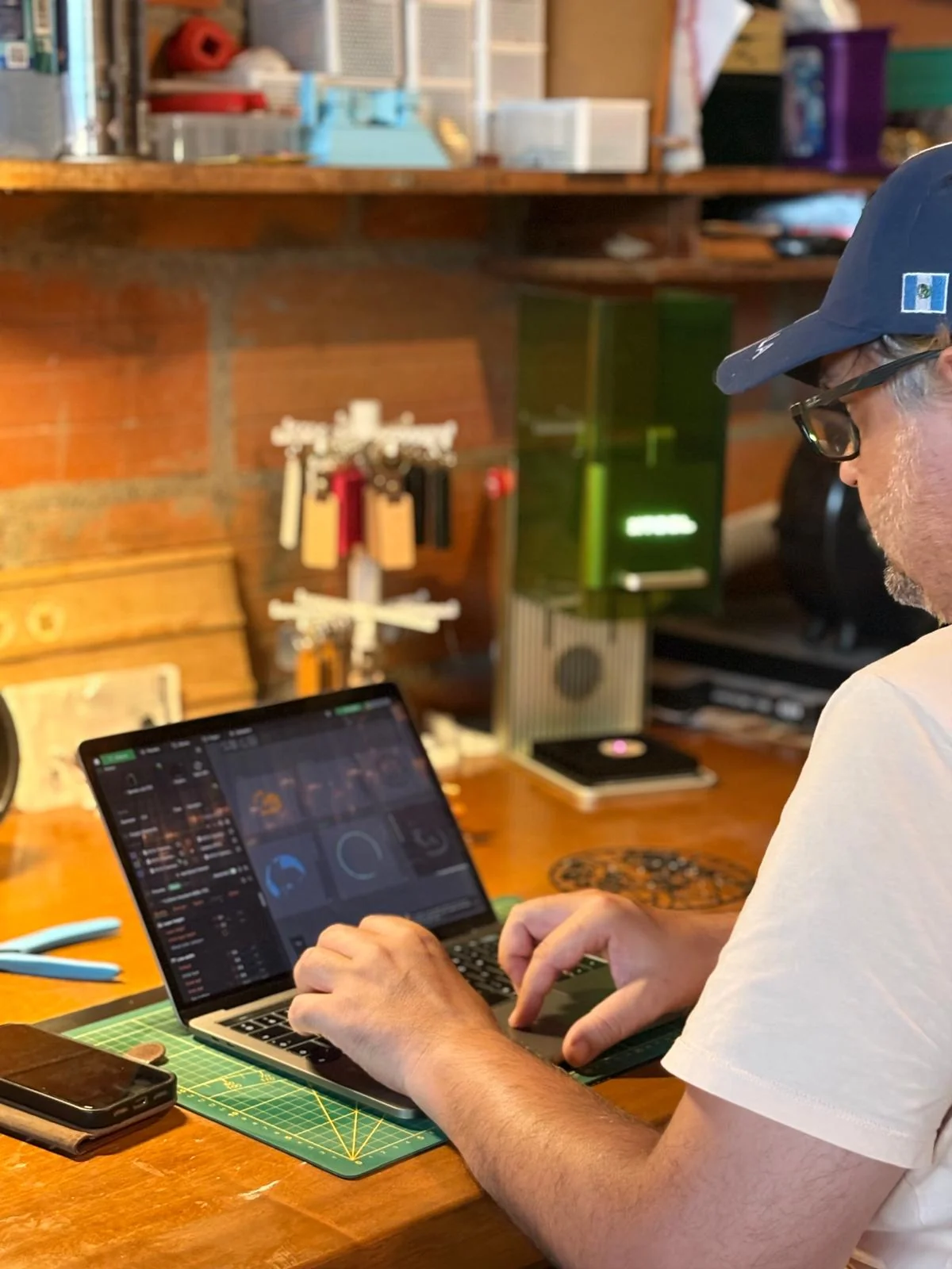 Damien Vié dans son atelier à Villematier