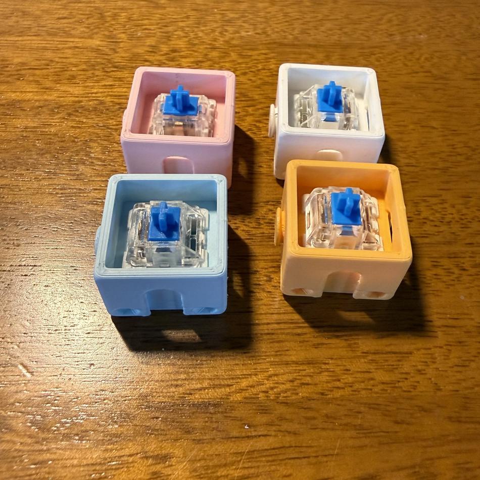 Cubes sans touche, l'interrupteur mécanique bleu visible