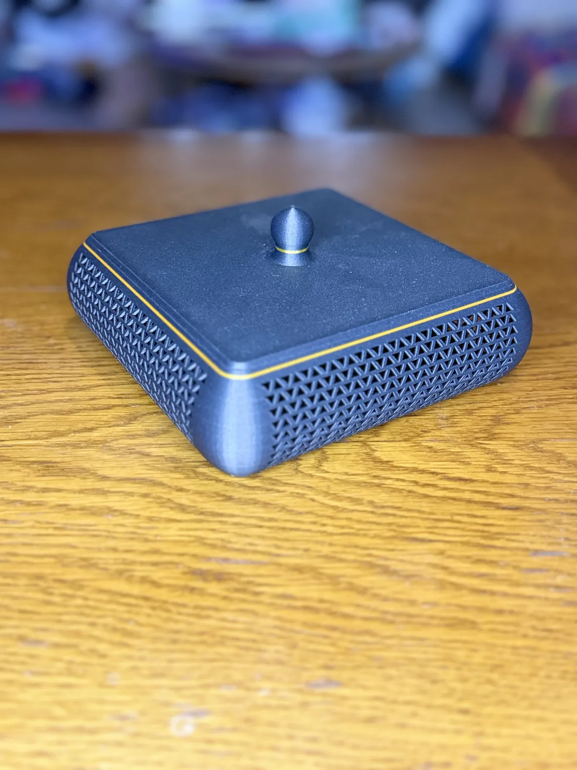Vide-poche anthracite fermé vu de trois quarts, filet doré entre la base et le couvercle