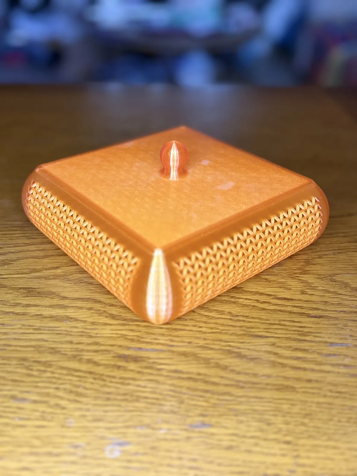 Vide-poche en PETG translucide orange, fermé, vu de trois quarts