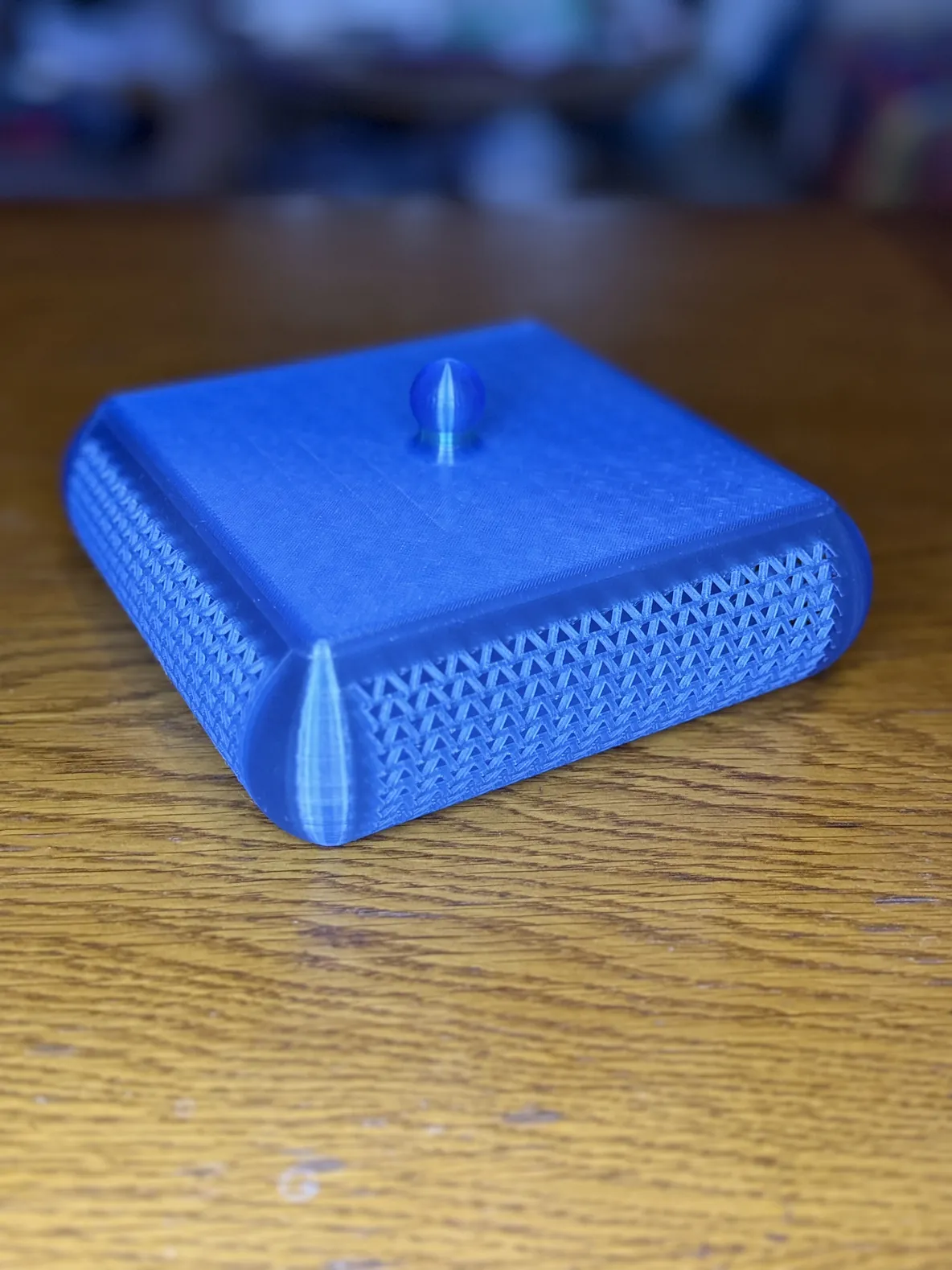 Vide-poche en PETG translucide bleu, fermé, vu de trois quarts