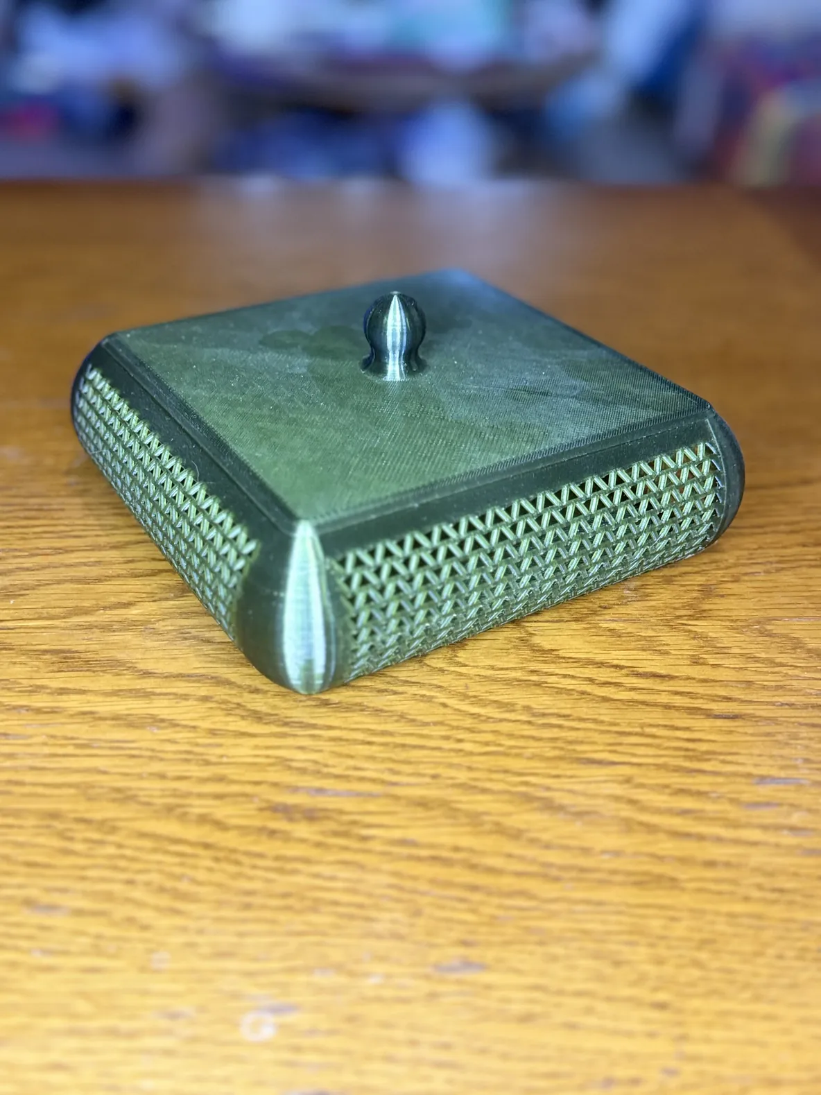 Vide-poche en PETG translucide olive, fermé, vu de trois quarts