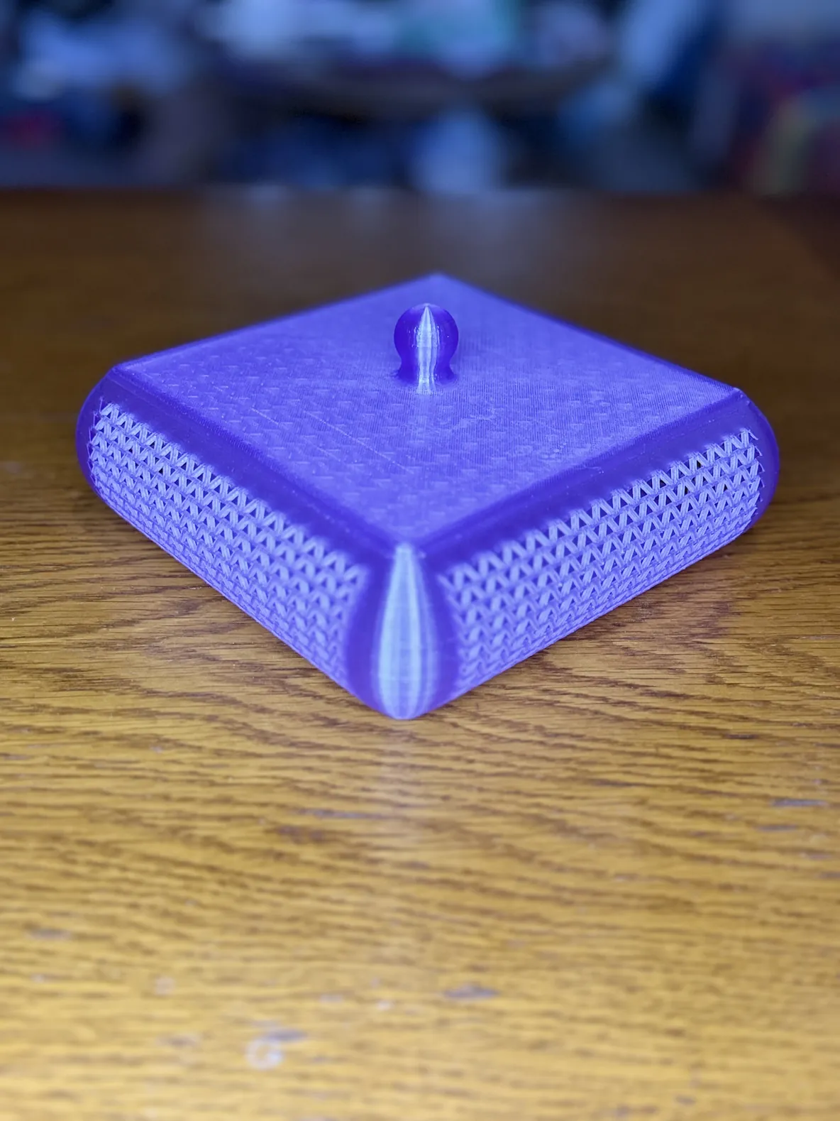 Vide-poche en PETG translucide violet, fermé, vu de trois quarts