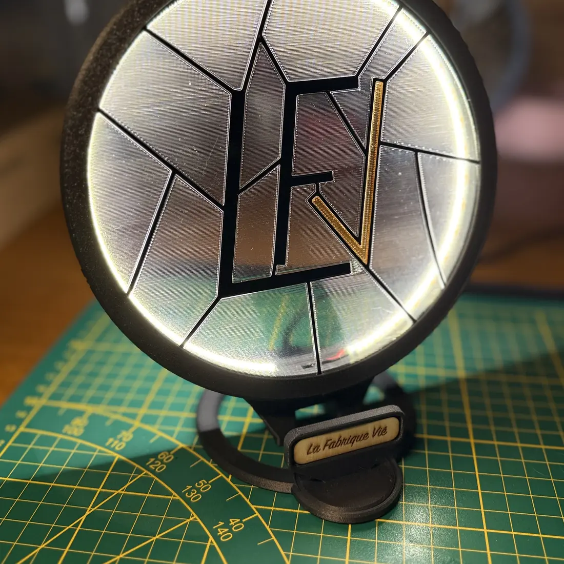 Le Socle Vitrail LED allumé, avec une plaque gravée au nom de La Fabrique Vié, clipsée en dessous.