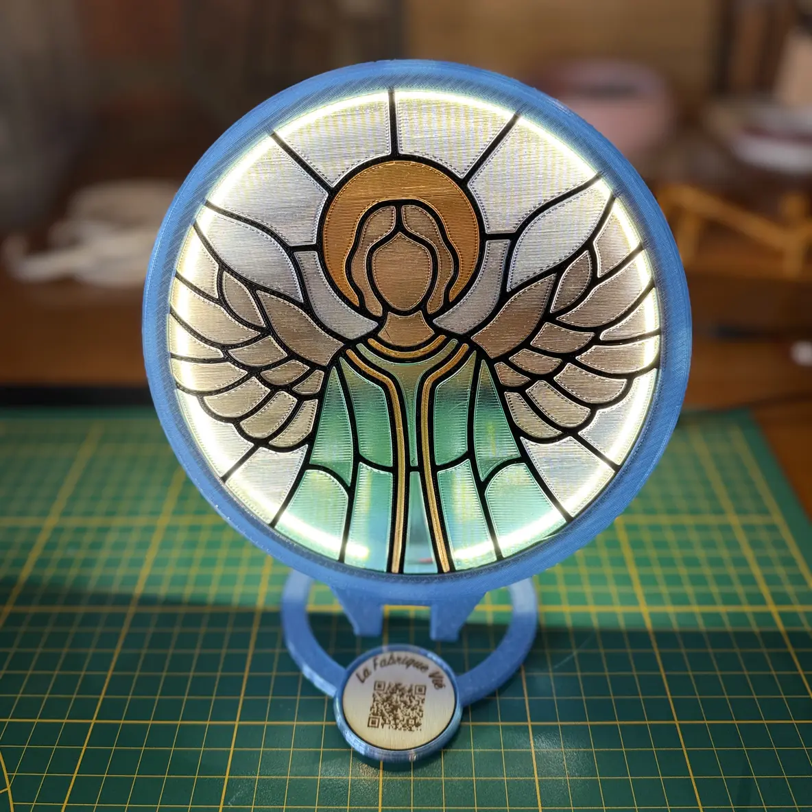 Le filtre Ange monté sur un socle Vitrail LED bleu et allumé.