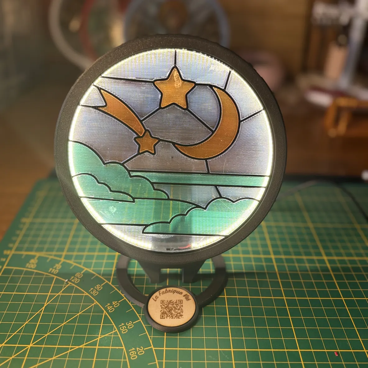 Le filtre Céleste — lune, étoile et étoile filante — monté sur le Socle Vitrail LED et allumé.