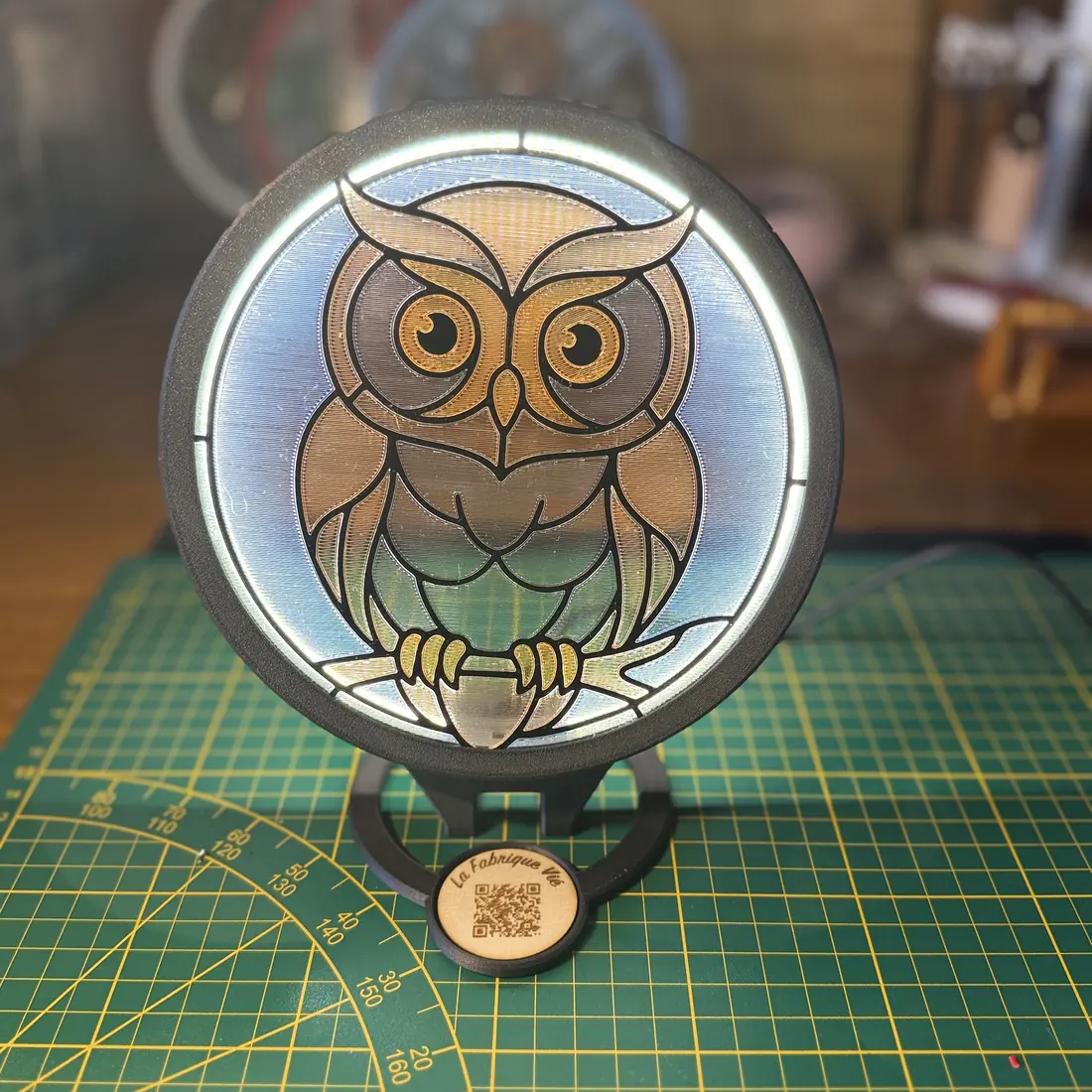 Le filtre Hibou monté sur le Socle Vitrail LED et allumé.
